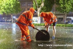 泗洪：暴雨中最美“逆行人”