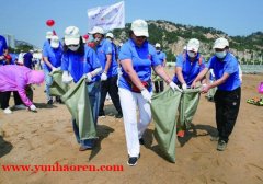 美德之城·志愿同行︱千余名志愿者走上海滩开展净滩活动