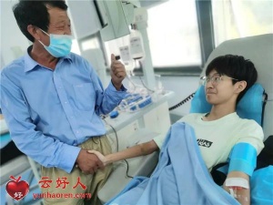 父子传承爱心 天津献血达人孙德泓带儿子完成特殊成人礼