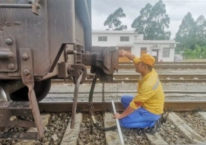 〈敬业奉献〉握紧检车锤 守好安全关