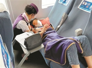 宫外孕乘客腹痛难忍情况危急 列车长悉心守护果断处置