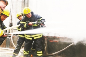 成立浙江省首家公益性消防机构 他是真的人间英雄
