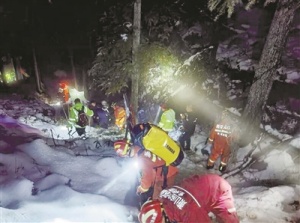 10名驴友被困雪山 危急时刻他们来了