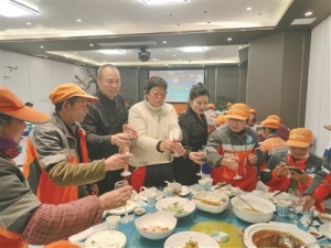 超暖心！宁波北仑“草帽哥”请60名环卫工吃团圆饭
