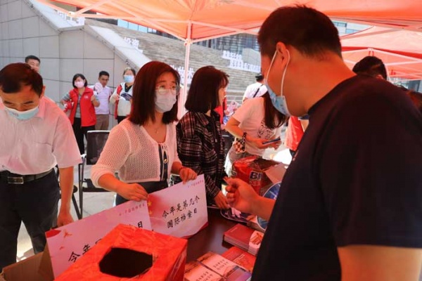 200余名市民近距离感受档案文化 聊城市举行“国际档案日”暨档案馆开放日活动