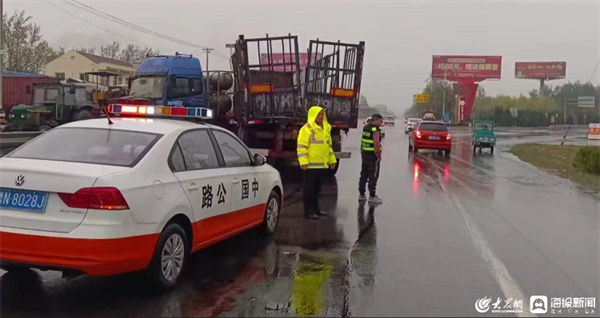 德州公路武城分中心路警启动联勤联动机制、雨中保安全畅通