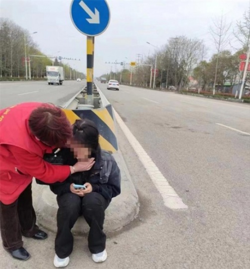 马头镇：网格员及时出手救助 欲轻生少女受好评