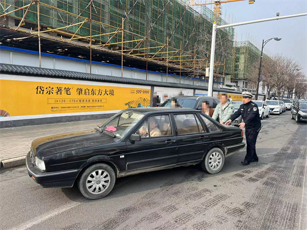 轿车“罢工”停路中 交警推车保畅通