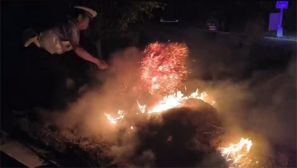 夜间巡防突遇火情，岱岳交警秒变“救火卫士”