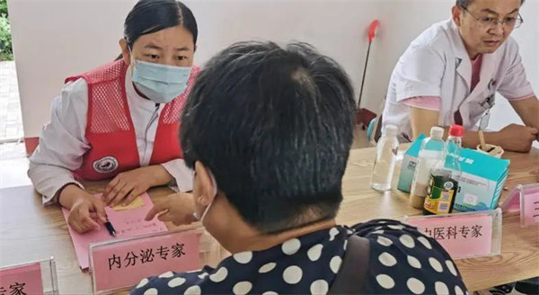 健康送到“家门口”——胶州市医路阳光志愿服务队开展健康义诊进社区活动