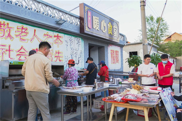 乳山市城区街道腾甲庄村：暖心食堂开起烧烤店 村民来当“店小二”