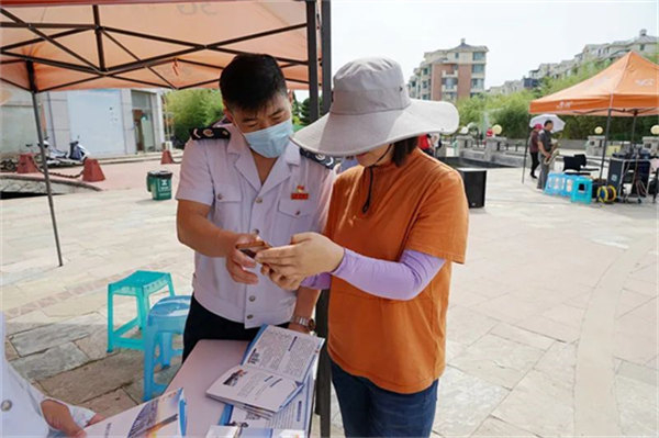 经开区：“惠民摊点”走进创意集市