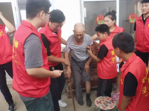 山东胶州：这群“红马甲”志愿者连续多年探访抗战老兵