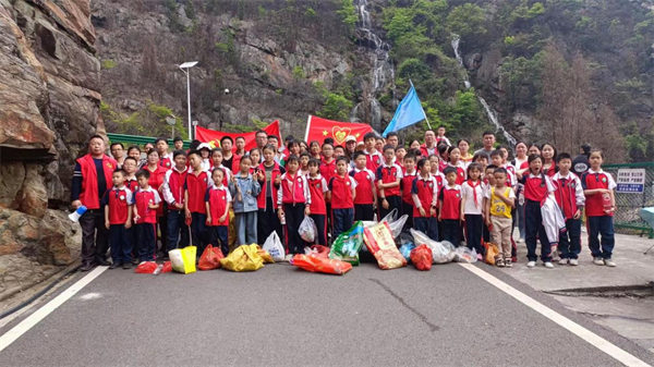 茶陵：志愿者登山拾垃圾 文明旅游从我做起