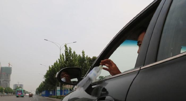 寿光市举行“拒绝车窗抛物 文明从我做起”公益宣传活动