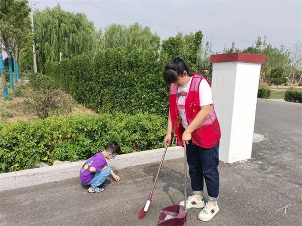 安丘市凌河街道开展“捡拾小烟头，带动大文明”志愿服务活动播