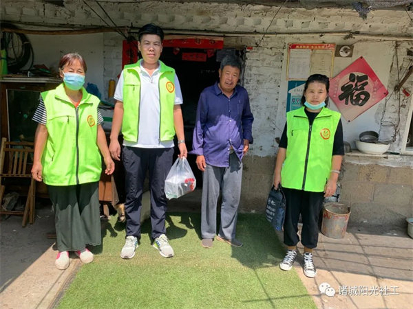 关爱老人身先行 独居空巢不“空心”