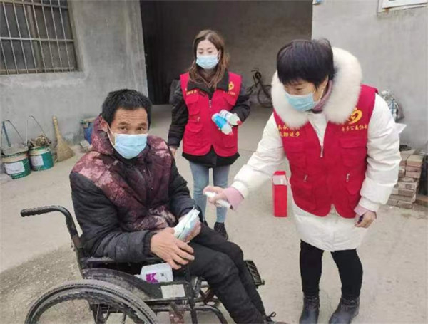 东明县牵手公益协会关工委开展为残疾人送温暖活动