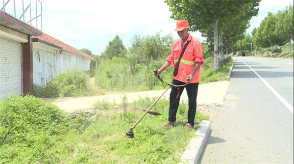 高温送清凉 爱心企业慰问一线养路工人