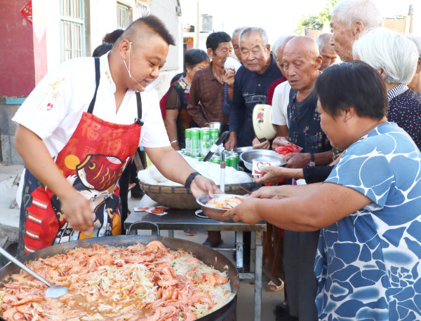 　五个多月，一百多个村，为六千多位老人做大锅饭