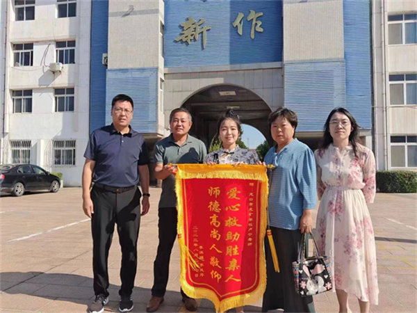 　八旬老人雨中迷路 青年教师义施援手