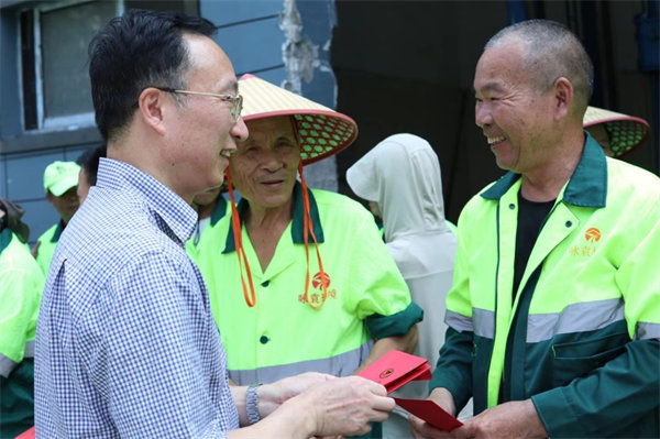 真情关爱“美容师” ！龙港慰问一线环卫工人