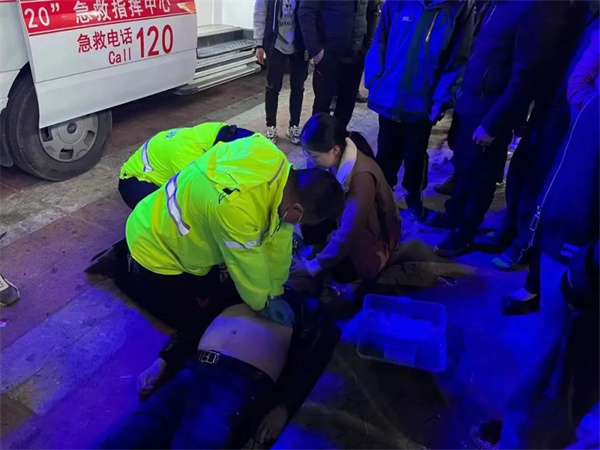男子路边倒地30分钟不起 护士跪地救援直至救护车到来