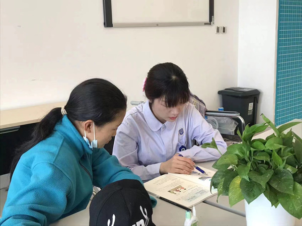 14岁藏族少女请假来温 坚持边学习边照顾哥哥 温州护士利用空余时间为她补课