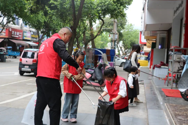 苍南开展“垃圾随手捡 小事随手做”世界地球日活动