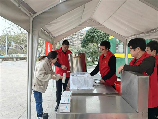 从抚顺到龙湾，雷锋精神代代传