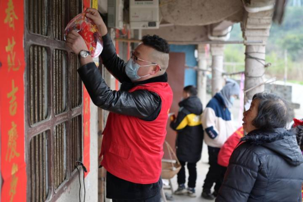 温岭城北：贴春联，送温暖，志愿服务年味浓