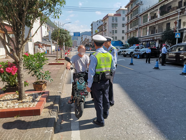  Qieqai Yao Township carried out rectification of traffic violations and built a "protective net" for traffic safety