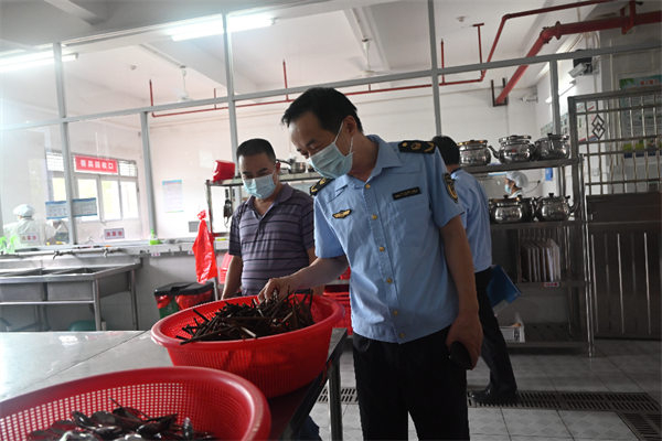 和平县市场监督管理局开展秋季开学食品安全和“两个责任”监督检查工作