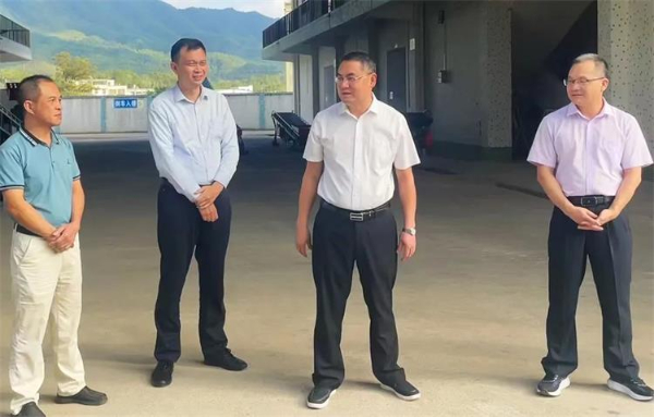  Huang Gangxing, the county head, went to Yuanshan Grain Depot to investigate the food security work
